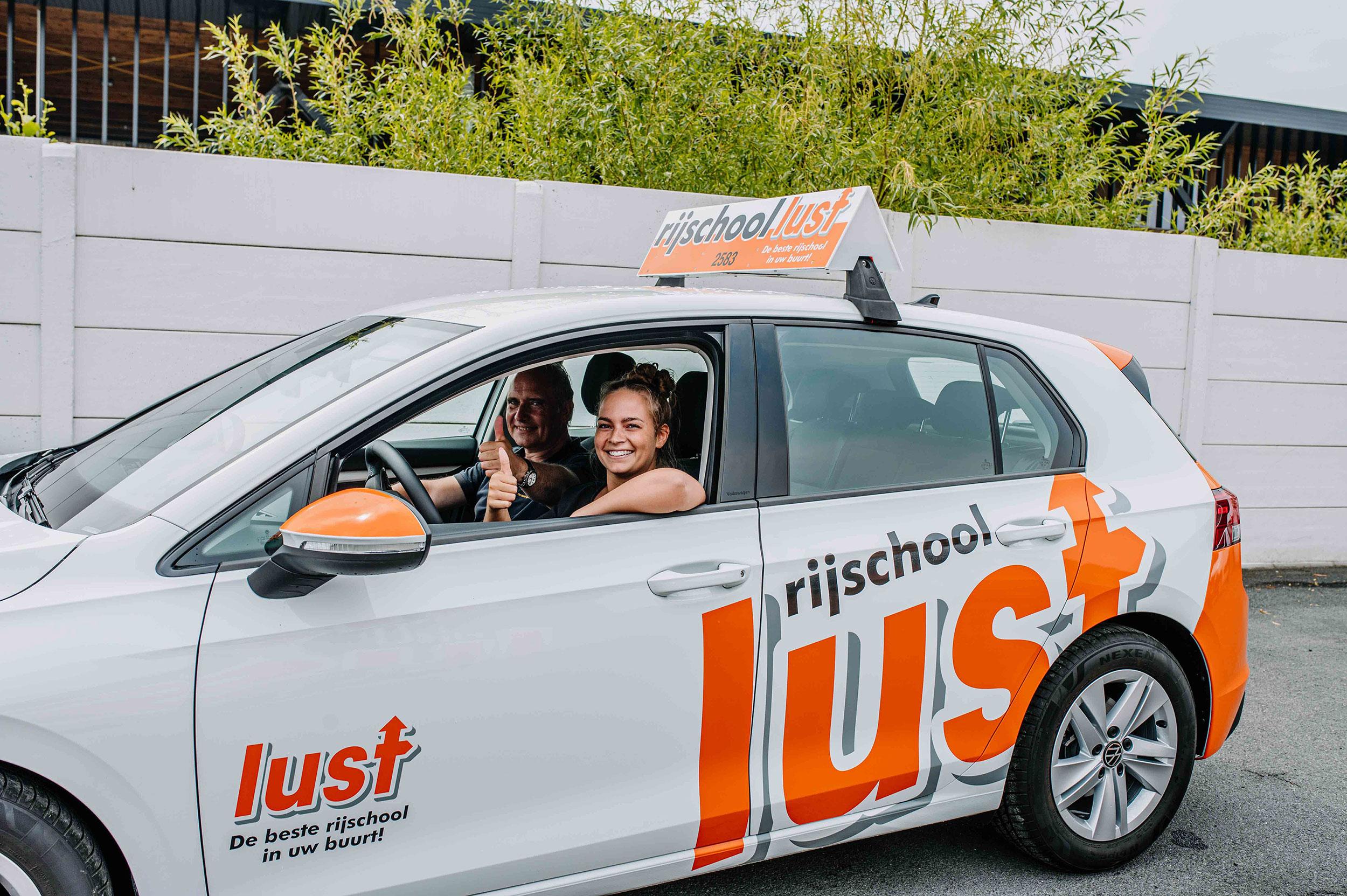 Meisje met rijinstructeur in een auto van Lust Rijscholen