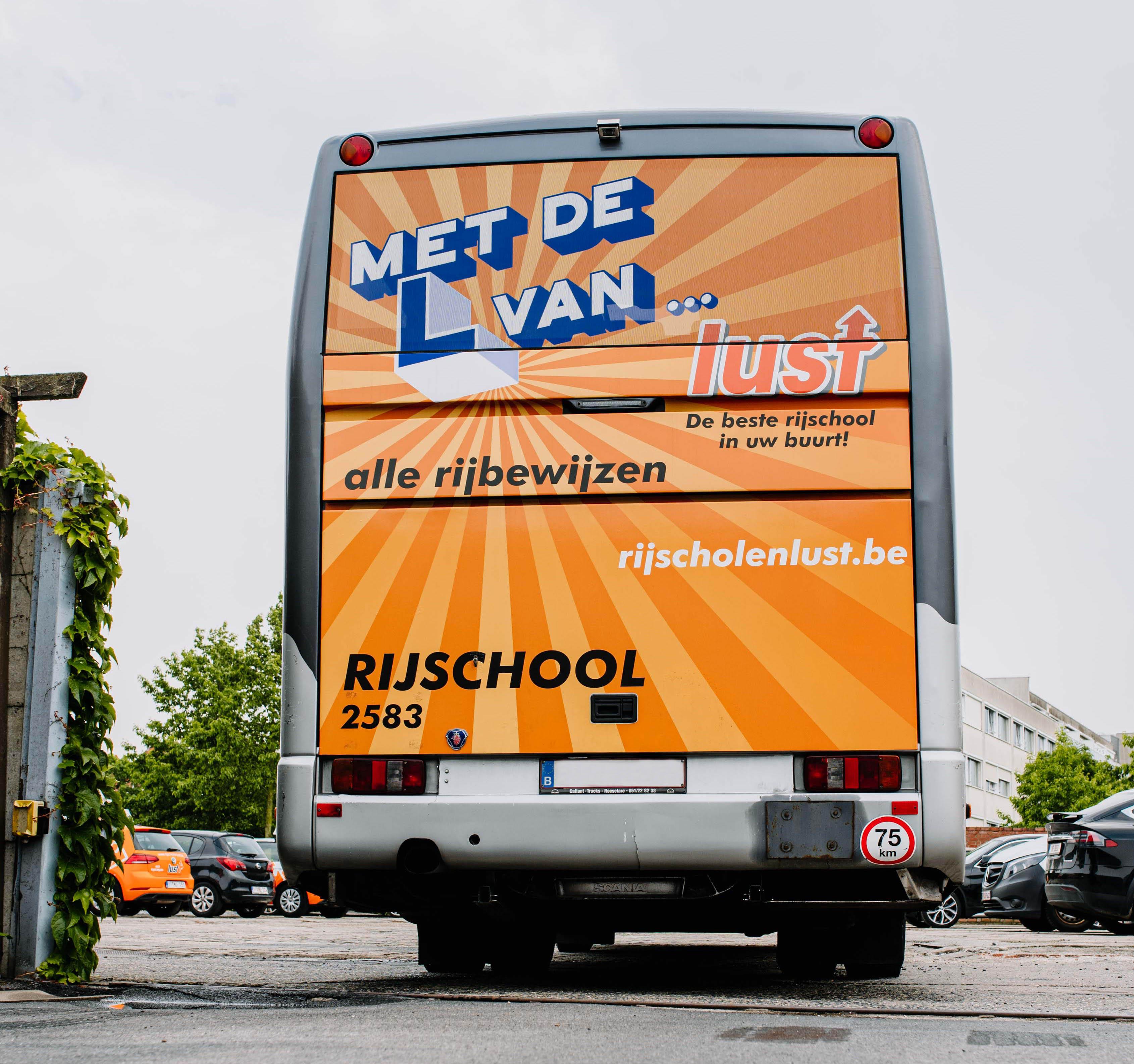 Achterkant van een rijschool bus van Lust